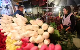 Chợ hoa Quảng Bá sôi động trước ngày Quốc tế Phụ nữ 8-3